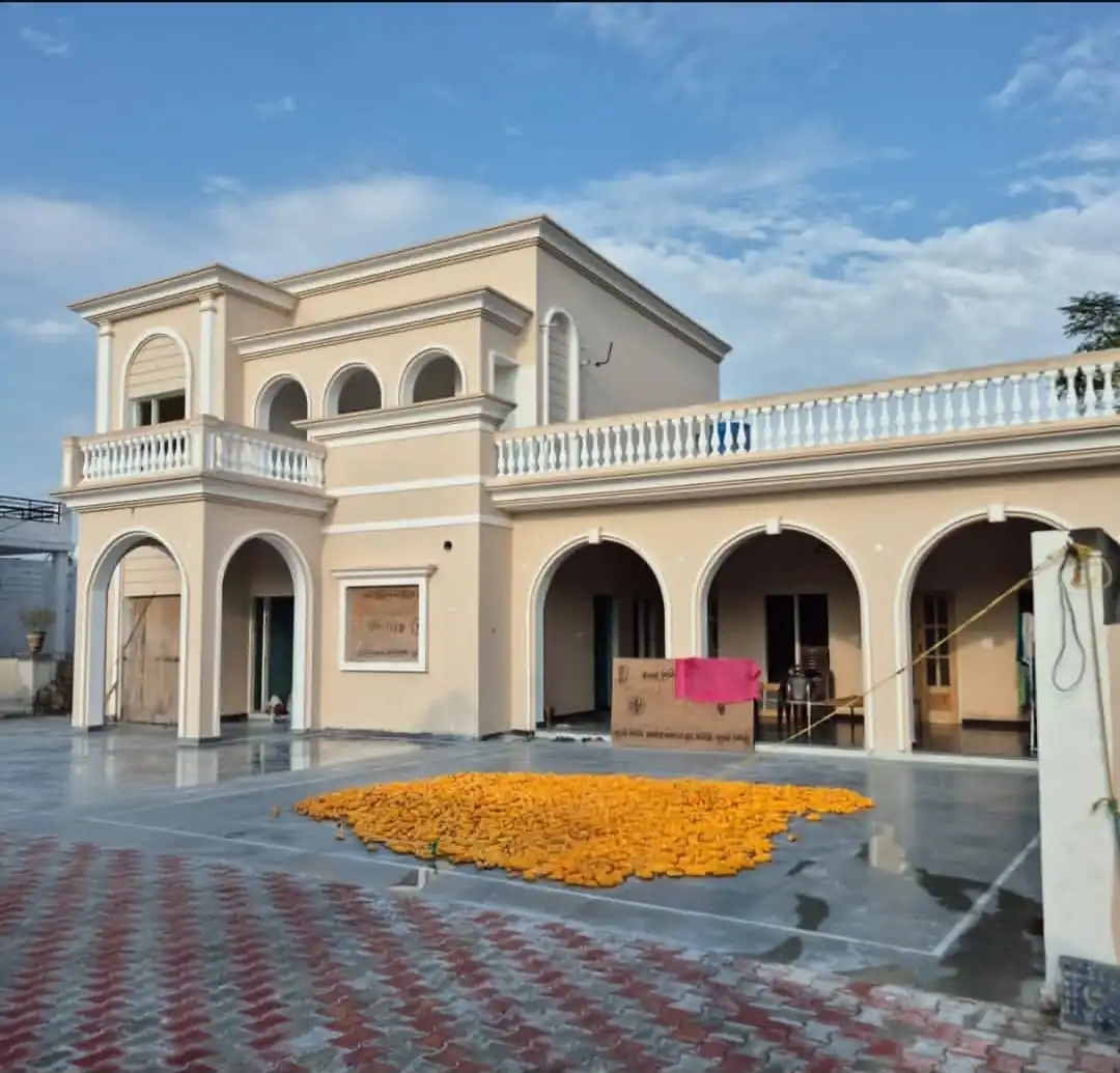 RCC slab casting during residential house construction in Lucknow